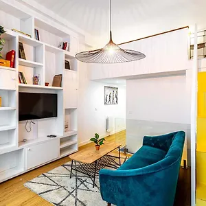 Disponible - - Equipped Souplex - From 1 To 6 Guests - Entry From 3pm - Departure Up To 11am Paris